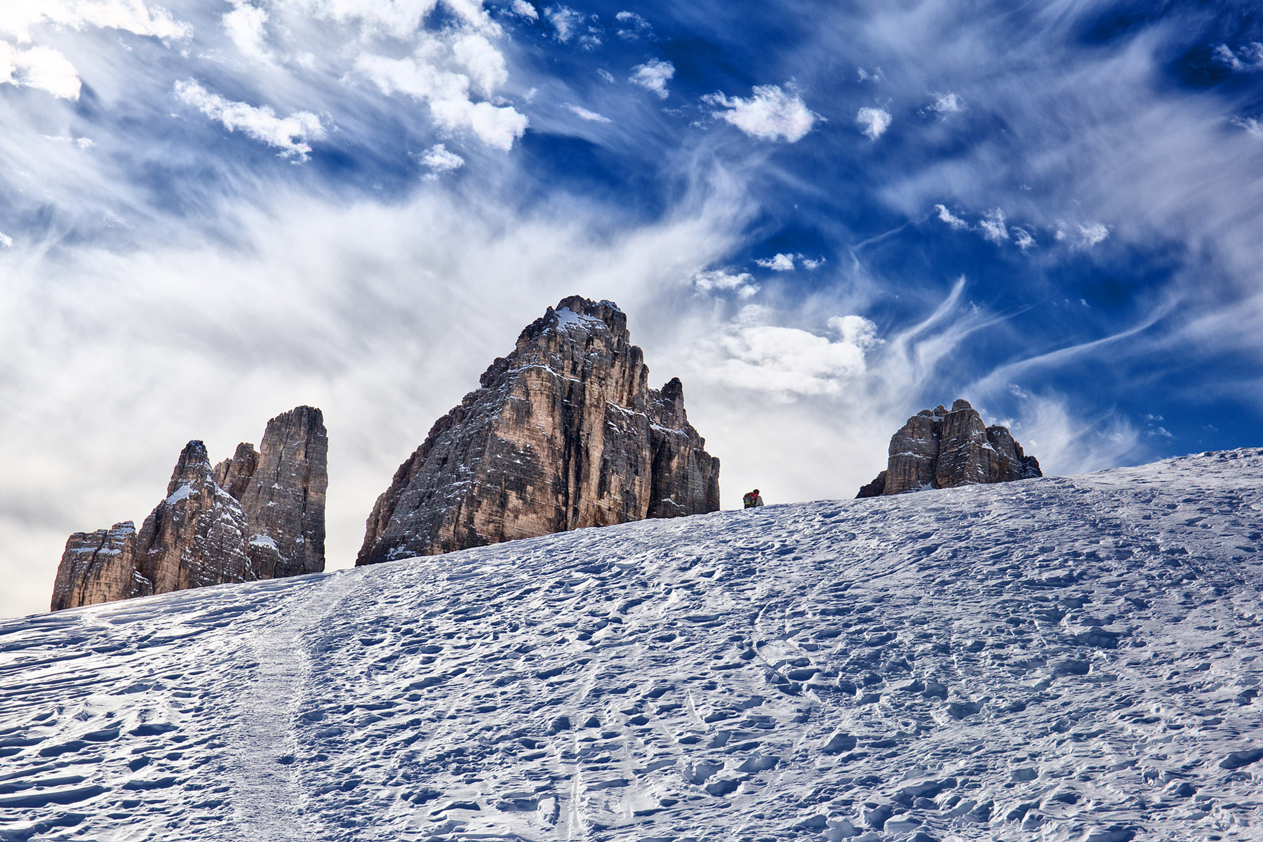 Raggiungendo le Tre Cime di Lavaredo dalla Val Fiscalina è estremamente emozionante poichè le vedi spuntare dalla neve man mano che sali IMG_2088