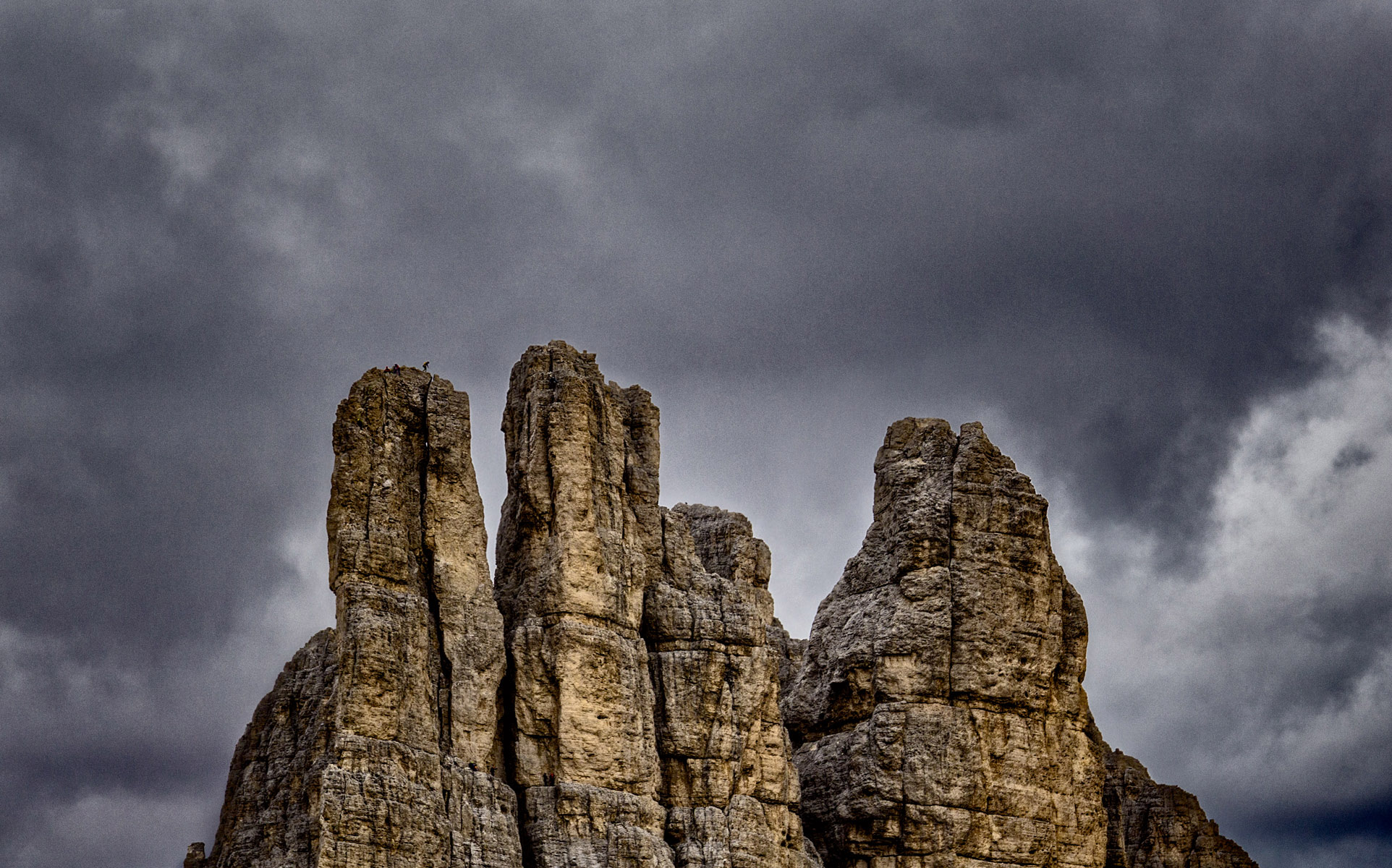 Alpinisti sulla sommità delle Torri del Vajolet  