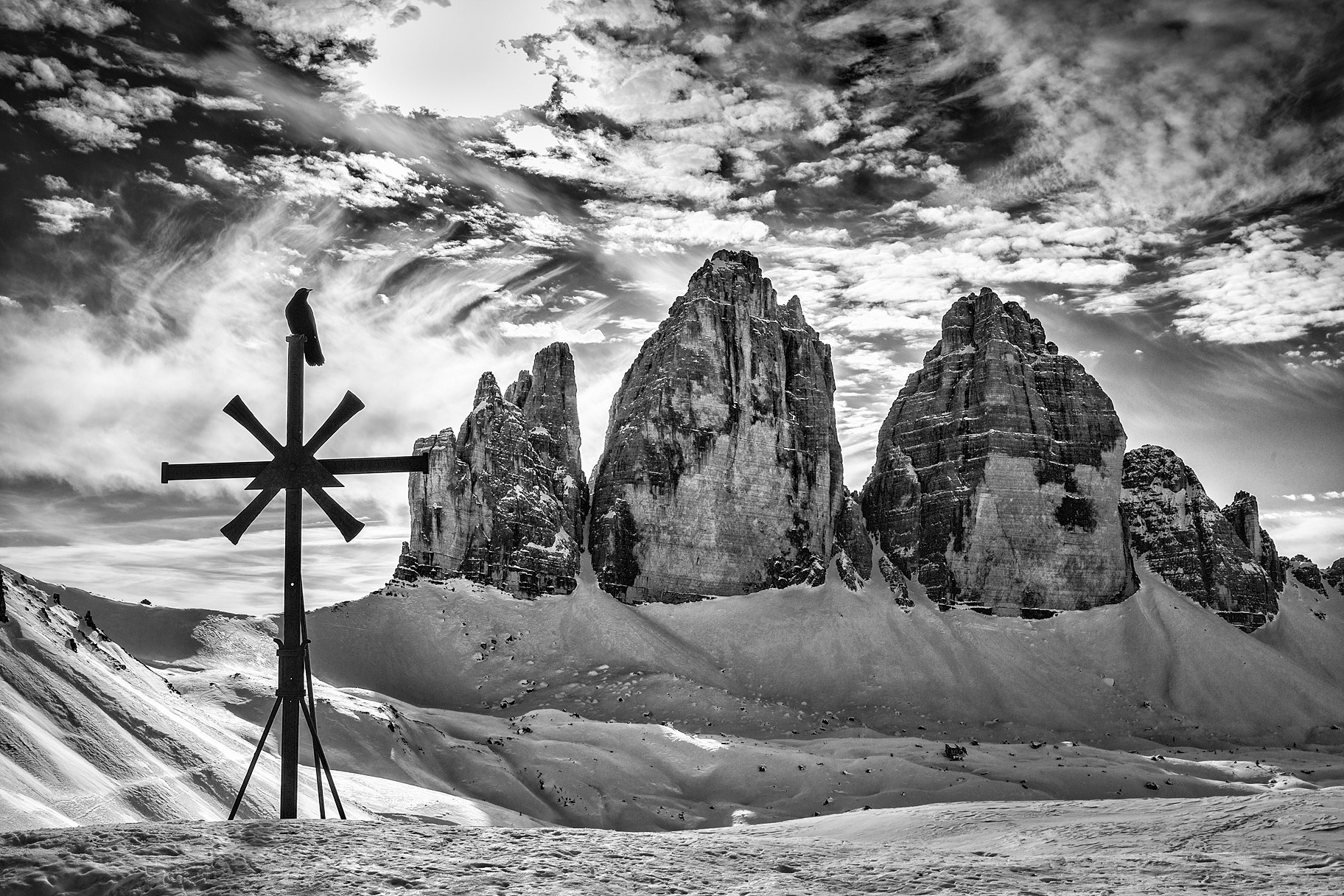 Tre Cime di Lavaredo, la più alta raggiunge i 3000 metri, fotografate dal rifugio Locatelli in Inverno. Il corvo sopra la croce crea un effetto altamente drammatico.IMG_2120