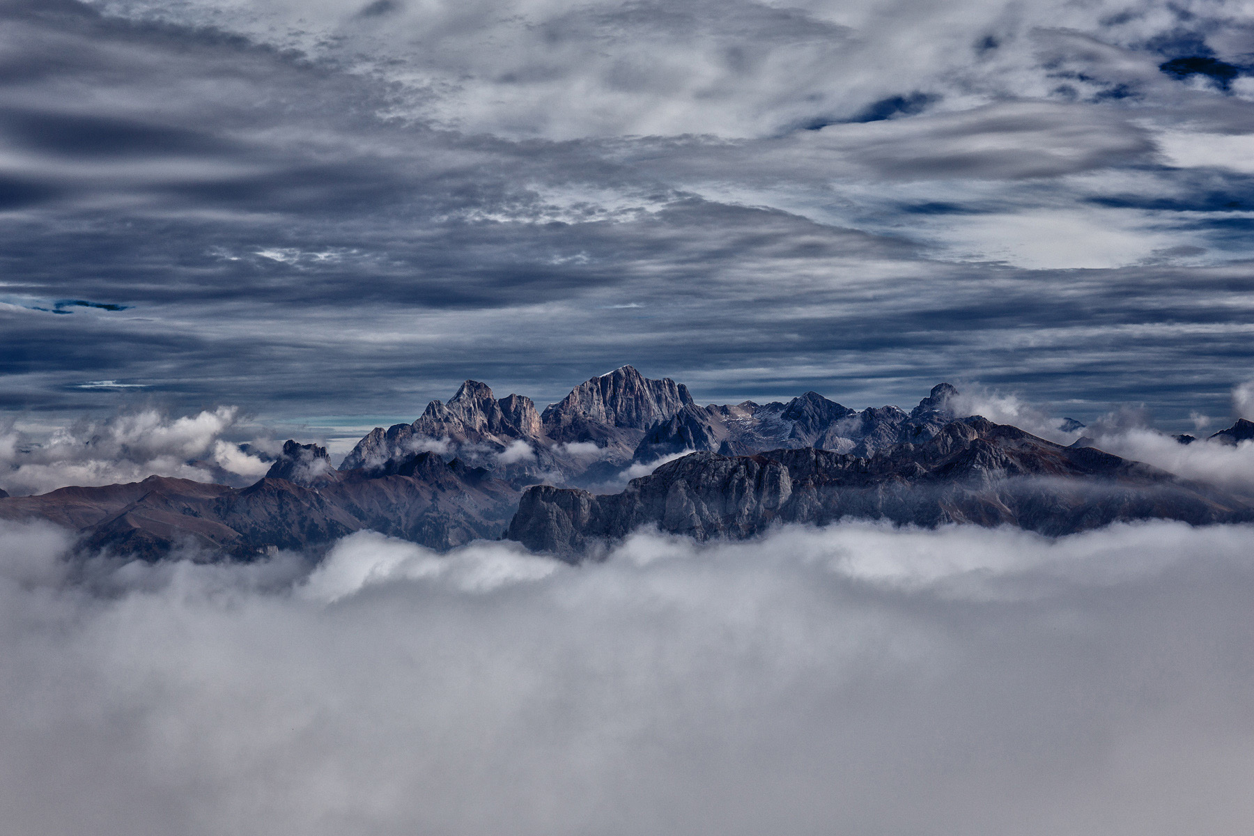 Vista del Gran Vernel sulla sinistra e della Marmolada dall'alto del Latemar