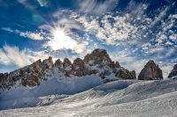 Monte Paterno dalla Val Fiscalina e nello sfondo si intravede la Cima Piccola delle Tre Cime di Lavaredo. IMG_2075