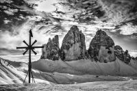 Tre Cime di Lavaredo, la più alta raggiunge i 3000 metri, fotografate dal rifugio Locatelli in Inverno. Il corvo sopra la croce crea un effetto altamente drammatico.IMG_2120